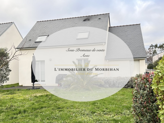 Maison avec 4 chambres et un garage.