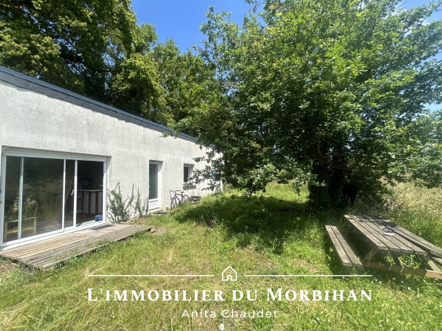 Maison de plain-pied avec un terrain de 14 000 m2.
