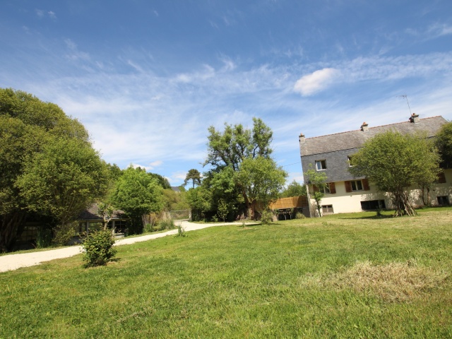  Maison avec d&eacute;pendances et 10 000 m2 de terrain agricole.