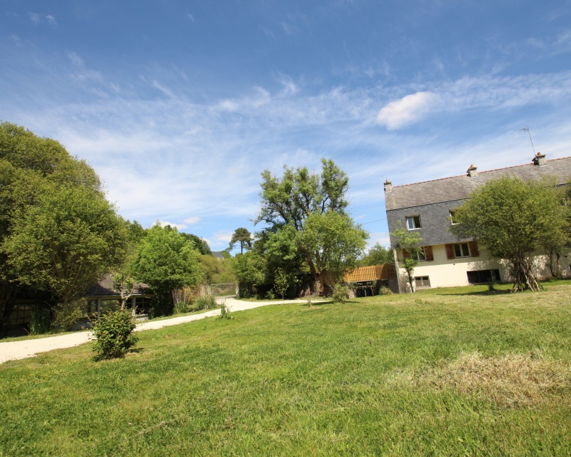  Maison avec d&eacute;pendances et 10 000 m2 de terrain agricole.